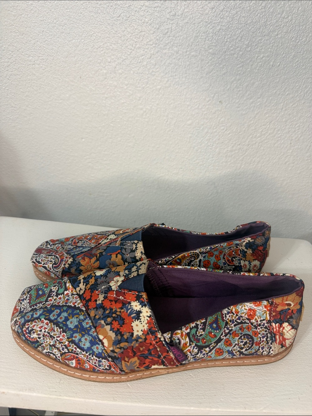 Tom’s- Floral Paisley boho Slip-On Women’s Shoe- Size 9- like new